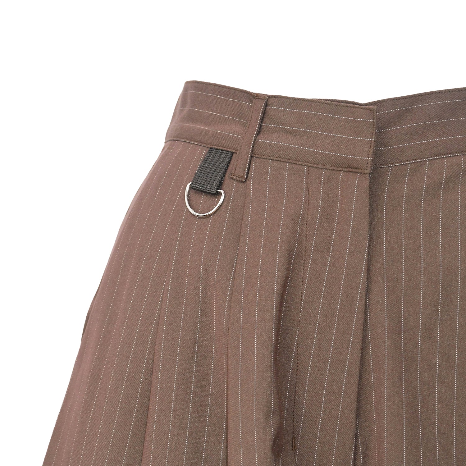 detail of D ring on waistband of ESS.BEE brown wide leg pleated shorts